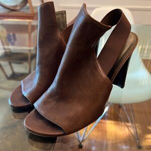 Stuart Weitzman brown leatherr heel